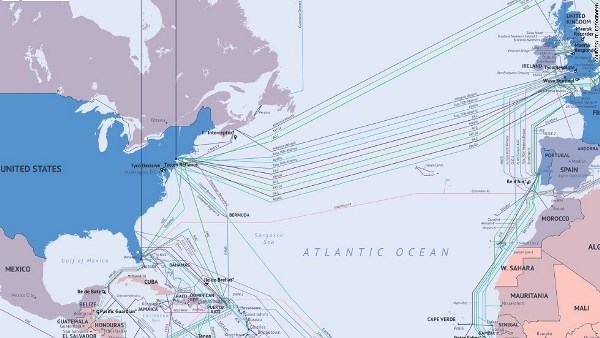 Đường cáp quang biển từ Bắc Mỹ (trái) xuyên qua Đại Tây Dương tới châu Âu (phải)