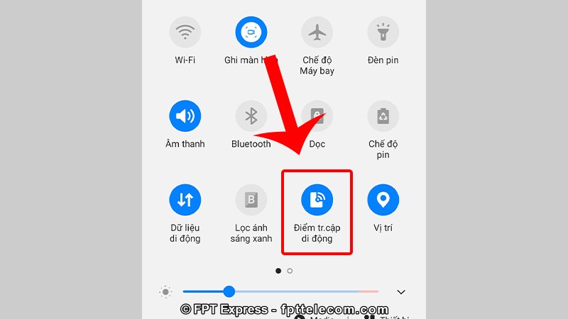 Sách phát wifi Samsung nhanh bằng cách vuột từ cạnh trên màn hình và chọn "Điểm truy cập di động"