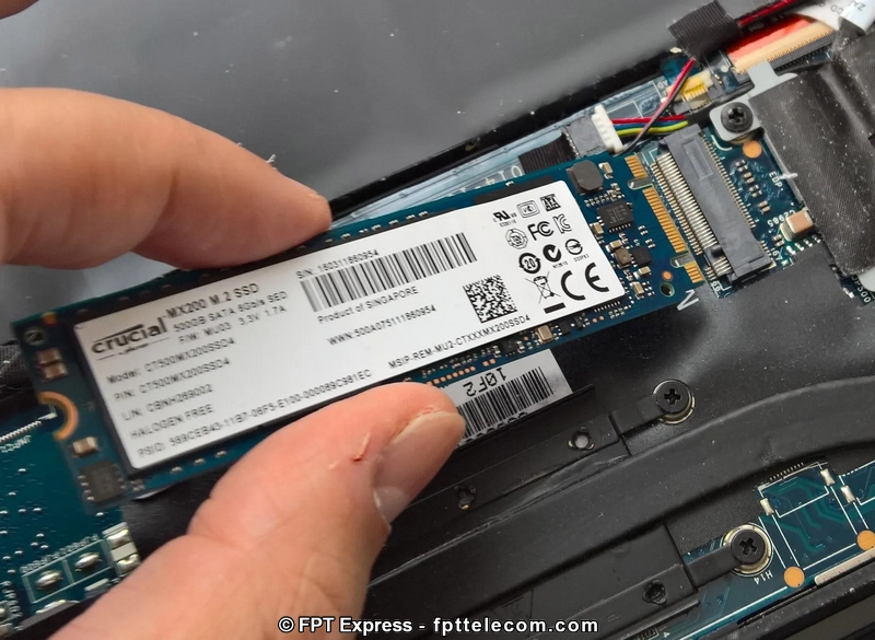 Ổ cứng SSD là gì? SSD lưu trữ dữ liệu liên tục trên bộ nhớ flash trạng thái rắn.