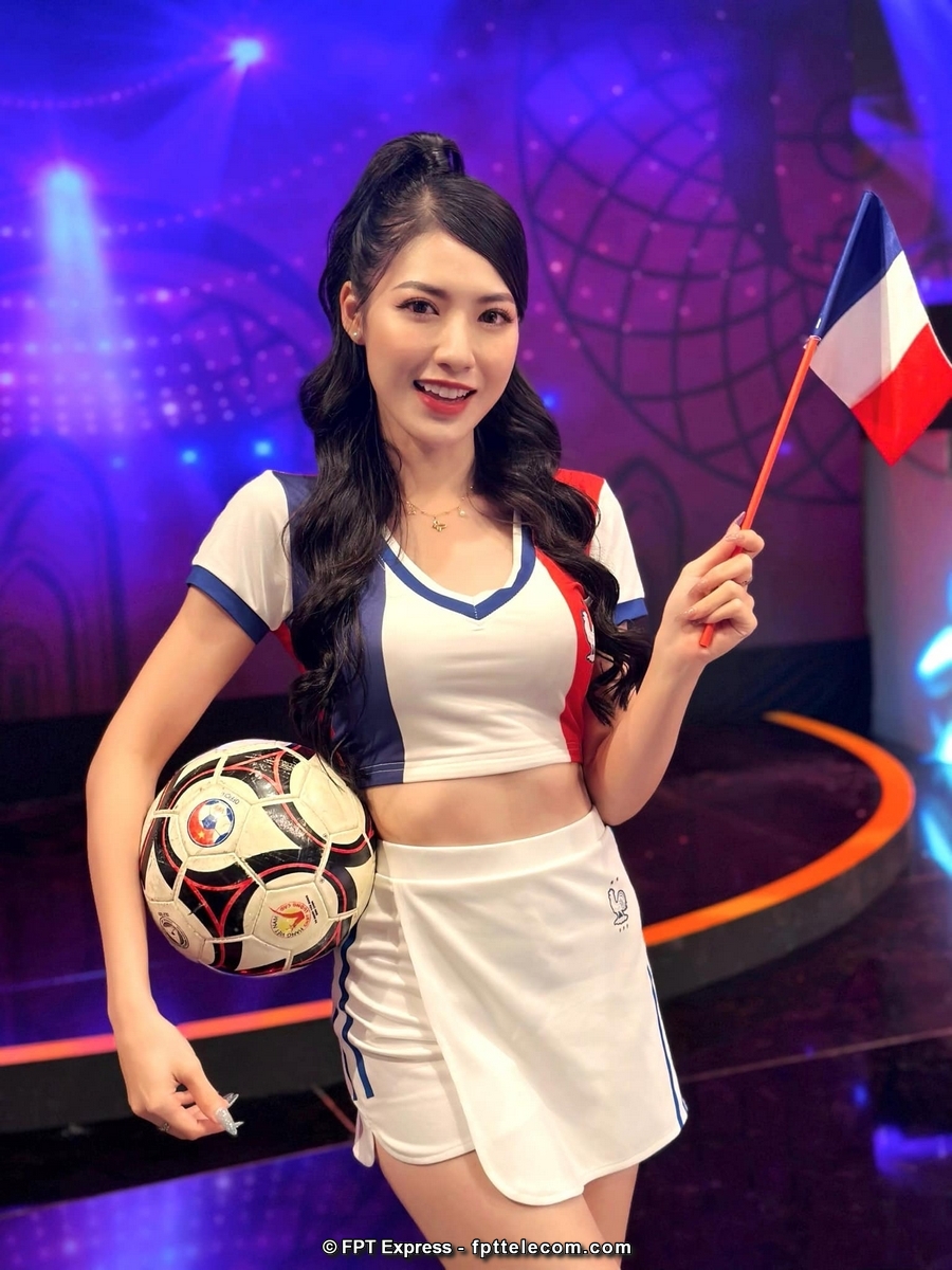 Phạm Hoàng Giang Hot Girl đại diện đội tuyển Pháp đang đồng hành với Chương trình Nóng cùng World Cup 2022