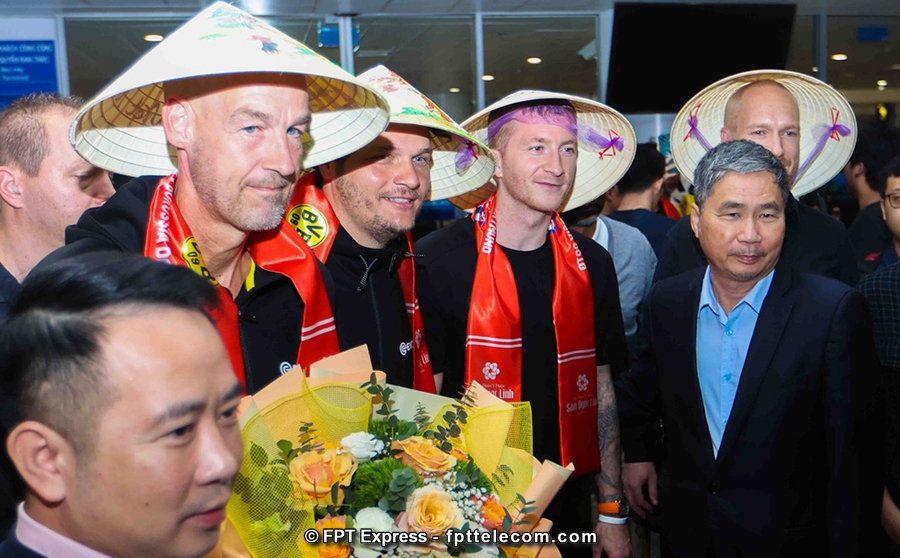 Chuyên cơ chở các cầu thủ CLB Borussia Dortmund đã hạ cánh xuống sân bay quốc tế Nội Bài vào lúc 1h45 sáng 29-11, họ được BTC và người hâm mộ Việt Nam tiếp đón rất nồng nhiệt