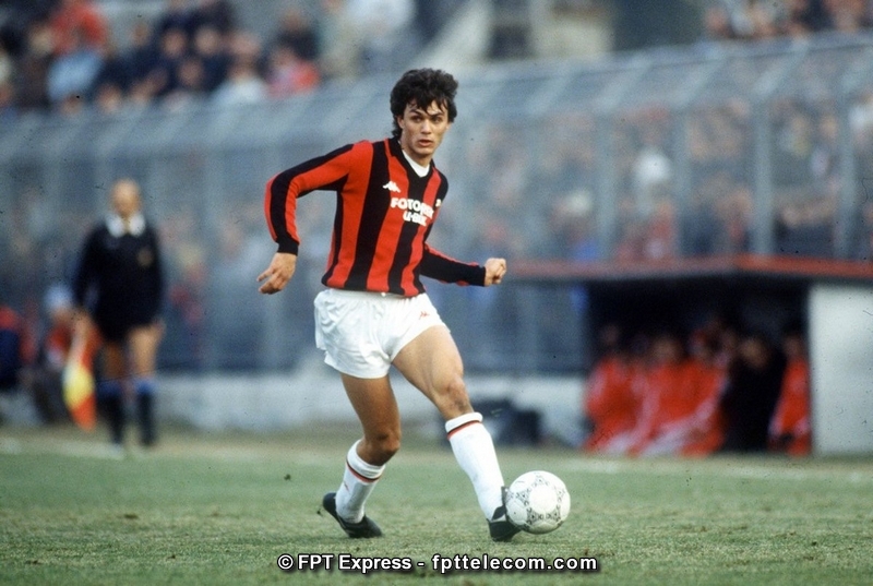 Bức ảnh hiếm hoi của Paolo Maldini khi còn trẻ, ông là hậu vệ thường chơi ở bên cánh trái, những năm cuối sự nghiệp ông chuyển sang thi đấu ở vị trí trung vệ