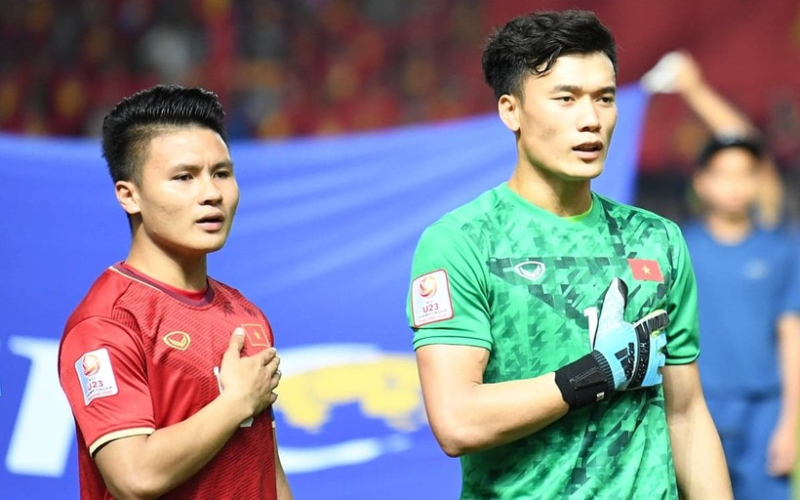Bùi Tiến Dũng và Quang Hải sánh vai cùng đồng đội ở trận đấu với Malaysia AFF Cup 2022