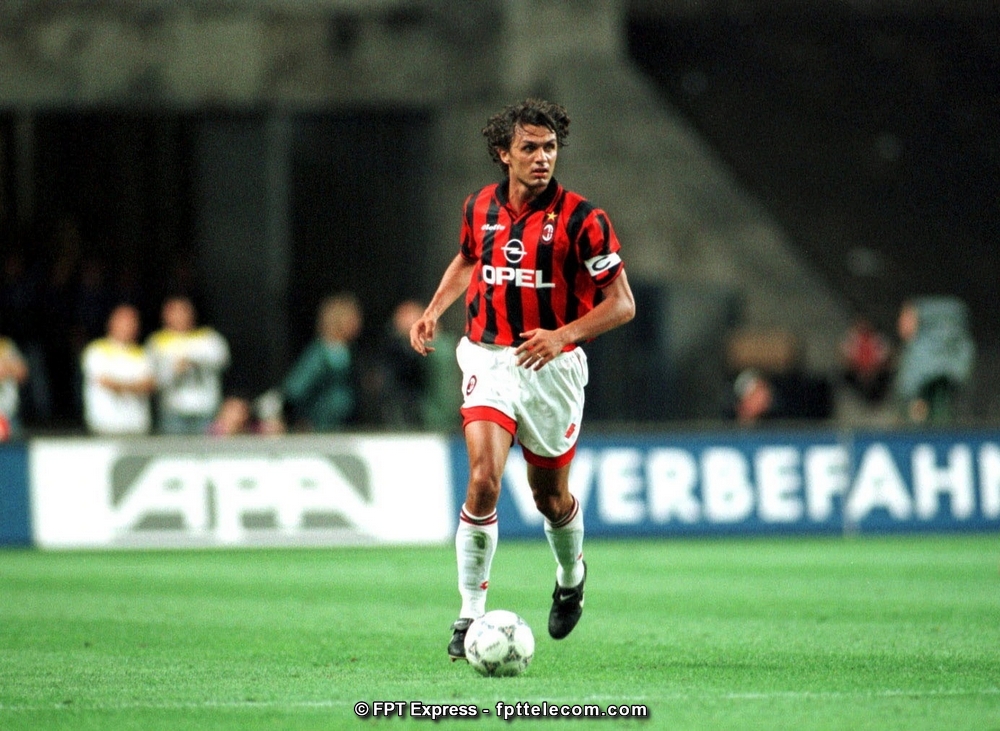 Paolo Maldini chơi ở vị trí hậu vệ bên cánh trái, những năm cuối sự nghiệp ông chuyển sang thi đấu ở vị trí trung vệ