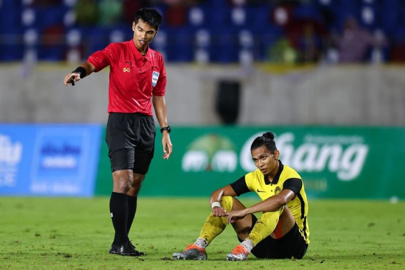 Trung vệ Ahmad Piee (Malaysia) gặp chấn thương